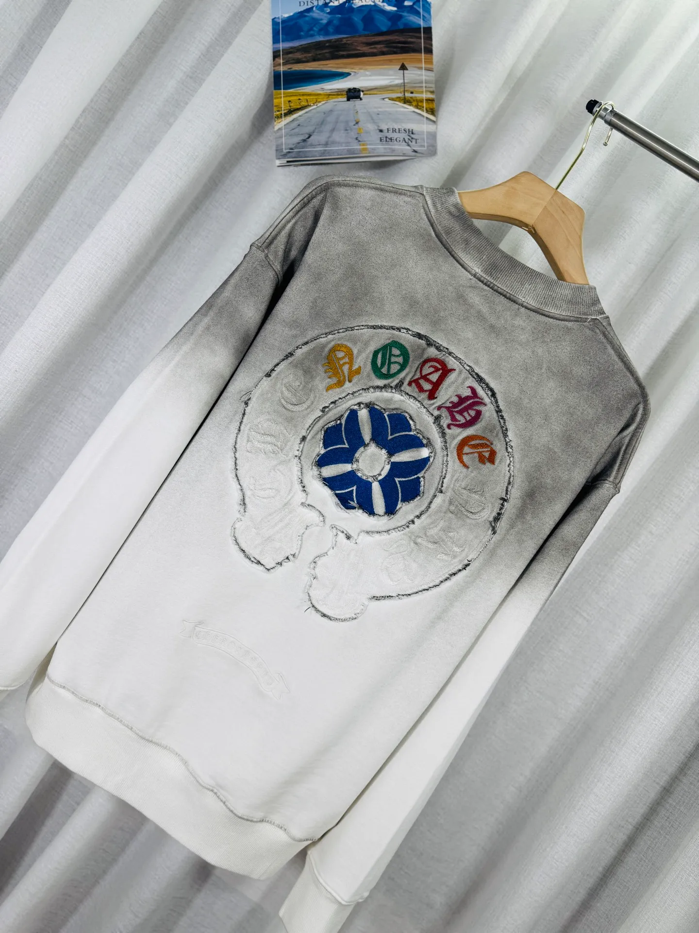 P270 top version, real shot without P, ​​different from market currency) 𝗖𝗵𝗿𝗼𝗺𝗲 𝗛𝗲𝗮𝗿𝘁𝘀/Cro Heart 2025 washed patch embroidery autumn and winter new original single counter American laser burnt 3D three-dimensional color embroidered couple casual sweatshirt 👑The highest version! Customized fabric 430g tripe terry fabric! American acid-washed and distressed original fabric laser burnt ✟appliqué embroidery and exquisite embroidery of letters! The best-selling model in the counter, very comfortable to wear. Accessories: original molded and authenticated collar label➕100% silk wash label. Genuine purchase-grade original hangtag➕matching hanging rope➕3D hanging beads➕original packaging bag. Craftsmanship: The original version has consistent wiring! The highest version of the armhole matching technique! Color: White Black Size: S M L XL Style No.: 9324